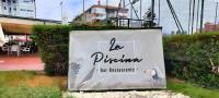 een bord met de tekst 'la philippine' voor restaurant bij Laguna Green Apartment in Torrox Costa