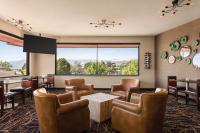 O zonă de relaxare la Radisson Hotel Colorado Springs Airport