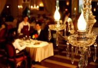 ベント・ゴンサルベスにあるSpa do Vinho Condomínio Vitivinícolaのレストランのテーブルに座っている人々のグループ