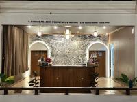 een bar in een lobby met een muur met behang bij Kooncharaburi Resort - Koh Chang in Ko Chang