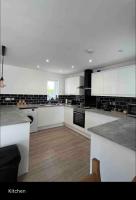 Green 3 bed bungalow with en-suite and parkingにあるキッチンまたは簡易キッチン