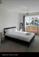 Green 3 bed bungalow with en-suite and parkingにあるベッド