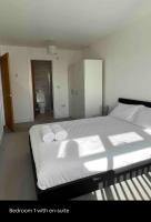 Green 3 bed bungalow with en-suite and parkingにあるベッド