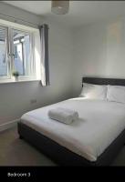 Green 3 bed bungalow with en-suite and parkingにあるベッド