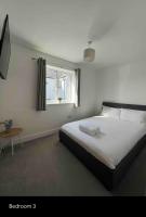 Green 3 bed bungalow with en-suite and parkingにあるベッド