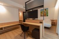Televízia a/alebo spoločenská miestnosť v ubytovaní Hotel Cortabitarte