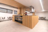 Una cocina con encimera de madera en una habitación. en Hotel Cortabitarte, en Soria