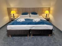Łóżko lub łóżka w pokoju w obiekcie Hotel Mazury
