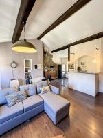 a living room with a blue couch and a kitchen at Casa Bastide - Carcassonne Centre in Carcassonne