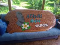 Una almohada en un sofá con una flor encima. en Atavai Hotel Rapa Nui, en Hanga Roa