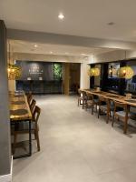 彼得罗波利斯Kastel Petrópolis的配有木桌椅的餐厅