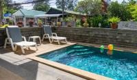 Bazén v ubytování Deng's kamala beach Guesthouse nebo v jeho okolí
