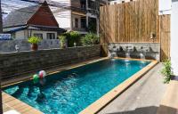 Bazén v ubytování Deng's kamala beach Guesthouse nebo v jeho okolí