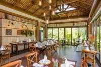 El Jardin de Zaida في سان خوان: مطعم به طاولات وكراسي ونوافذ خشبية