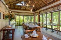 El Jardin de Zaida في سان خوان: غرفة طعام مع طاولات وكراسي ونوافذ