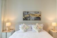 Postel nebo postele na pokoji v ubytování Luton Vacation Homes - Tranquil 2BR Haven in the Heart of Dubai Marina- 28AB04