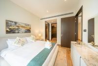 Postel nebo postele na pokoji v ubytování Luton Vacation Homes - Tranquil 2BR Haven in the Heart of Dubai Marina- 28AB04