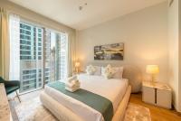 Postel nebo postele na pokoji v ubytování Luton Vacation Homes - Tranquil 2BR Haven in the Heart of Dubai Marina- 28AB04