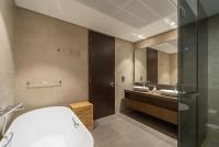 Koupelna v ubytování Luton Vacation Homes - Tranquil 2BR Haven in the Heart of Dubai Marina- 28AB04