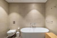 Koupelna v ubytování Luton Vacation Homes - Tranquil 2BR Haven in the Heart of Dubai Marina- 28AB04