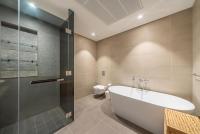 Koupelna v ubytování Luton Vacation Homes - Tranquil 2BR Haven in the Heart of Dubai Marina- 28AB04