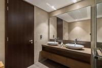 Koupelna v ubytování Luton Vacation Homes - Tranquil 2BR Haven in the Heart of Dubai Marina- 28AB04