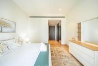 Postel nebo postele na pokoji v ubytování Luton Vacation Homes - Tranquil 2BR Haven in the Heart of Dubai Marina- 28AB04