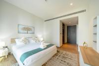 Postel nebo postele na pokoji v ubytování Luton Vacation Homes - Tranquil 2BR Haven in the Heart of Dubai Marina- 28AB04