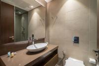 Koupelna v ubytování Luton Vacation Homes - Tranquil 2BR Haven in the Heart of Dubai Marina- 28AB04