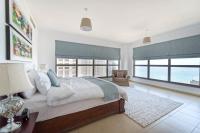 Postel nebo postele na pokoji v ubytování Stunning Marina & Sea View 4 Bedroom Apartment, Murjan 6 Jumeriah Beach