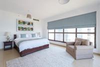 Postel nebo postele na pokoji v ubytování Stunning Marina & Sea View 4 Bedroom Apartment, Murjan 6 Jumeriah Beach