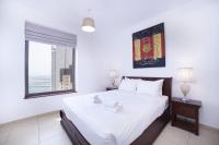 Postel nebo postele na pokoji v ubytování Stunning Marina & Sea View 4 Bedroom Apartment, Murjan 6 Jumeriah Beach