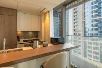 Kuchyň nebo kuchyňský kout v ubytování Luton Vacation Homes - Tranquil 2BR Haven in the Heart of Dubai Marina- 28AB04