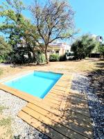 Villa calme grand jardin, à 10mn du centre villeの敷地内または近くにあるプール