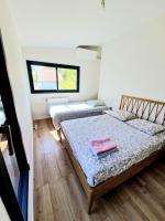 Villa calme grand jardin, à 10mn du centre villeにあるベッド