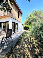 Villa calme grand jardin, à 10mn du centre villeにある庭