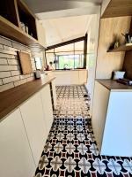 Villa calme grand jardin, à 10mn du centre villeにあるキッチンまたは簡易キッチン