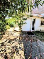 Villa calme grand jardin, à 10mn du centre villeにある庭