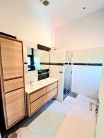 Villa calme grand jardin, à 10mn du centre villeにあるキッチンまたは簡易キッチン