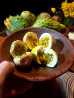 基图尔格勒Gallene Gala Nature Resort的持有含有鸡蛋的盘子的人