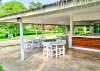 Un patio sau altă zonă în aer liber la The Golden View Resort สวนผึ้ง