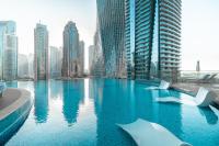 Bazén v ubytování Luton Vacation Homes - Tranquil 2BR Haven in the Heart of Dubai Marina- 28AB04 nebo v jeho okolí