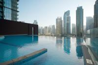 Bazén v ubytování Luton Vacation Homes - Tranquil 2BR Haven in the Heart of Dubai Marina- 28AB04 nebo v jeho okolí