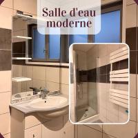 Baño blanco con lavabo y espejo en Appartement 2 pièces RDC en duplex vue cour Parking Gratuit à 20mètres, en Roanne