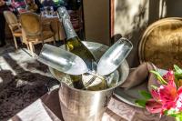 eine Flasche Wein in einem Eimer auf einem Tisch in der Unterkunft Alpin ApartHotel 2302 in Poiana Brașov