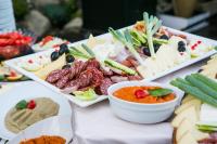 ein Tisch mit mehreren Tellern mit Käse und Dips in der Unterkunft Alpin ApartHotel 2302 in Poiana Brașov