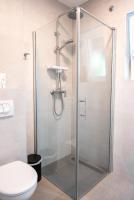 Kúpeľňa v ubytovaní New cosy apartments with private parking