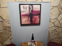 una foto en una pared con una botella en una mesa en Skitnica Marilyn, en Koprivnica