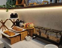 Best Western Newmarket Inn & Suites في أوكلاند: طاولة بها عدة أنواع مختلفة من الخبز والمعجنات