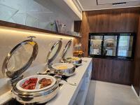 Best Western Newmarket Inn & Suites في أوكلاند: مطبخ مع ثلاثة صحون من الطعام على منضدة